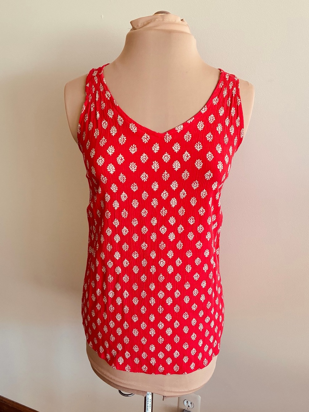 Like New Eddie Bauer Medium Tank Top Coral Red Crinkle Rayon